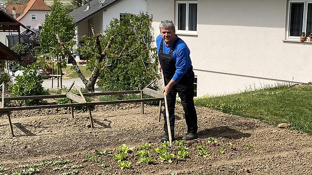 Edgar Koller gibt Hobbygärtnern Tipps. Zum Beispiel die nach dem Wässern entstandene Bodenkruste mit einer Harke zu lockern. Das erspart ...
