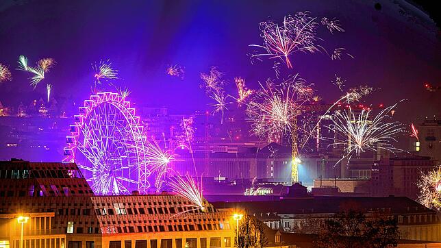 Zum neuen Jahr lautet Feuerwerk über der Stuttgarter Innenstadt.