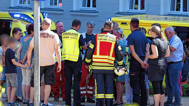 Einsatzkräfte der Feuerwehr auf dem Schulhof der Grund- und Oberschule in Ostsachsen