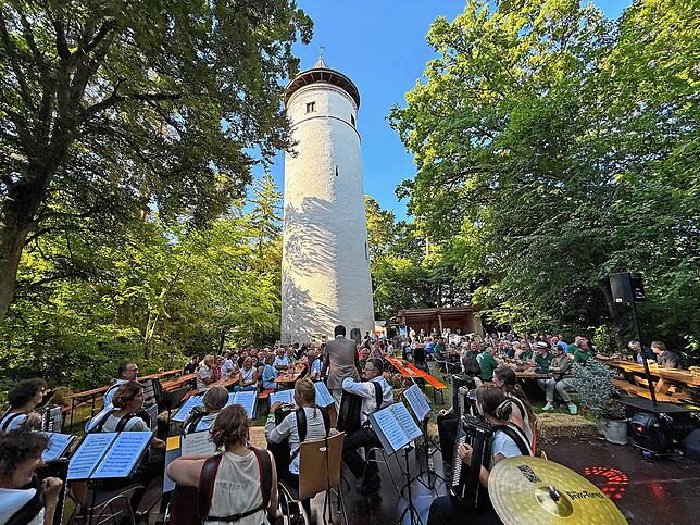 Unter dem Turm – wo sonst – feierten Hohenbodman und sein Schützenverein gemeinsam.