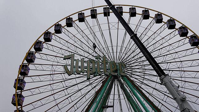 (Archivbild) Das Riesenrad in der Konstanzer Hafenstraße wird abgebaut. Das sorgt in Konstanz für Furore. Ist mit dem Fahrspaß jetzt ...