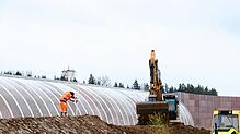 So sah es im Mai aus: Auf der Wohngebietsseite der Lärmschutzwand wird das Gelände trassiert. Risse in den Betonelementen werden behoben.
