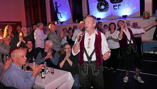 Feuerwehrkapellen-Senior Volker Fritschi (rechts) im Duett mit Markus Huber versteht es in jeder Halle für Stimmung zu sorgen. Bild: ...