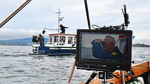 Schauspieler Tim Wilde sucht in seiner Rolle als Kommissar Paul Schott den Bodensee nach einer Leiche ab. Das ist aber nur ein kleiner ...