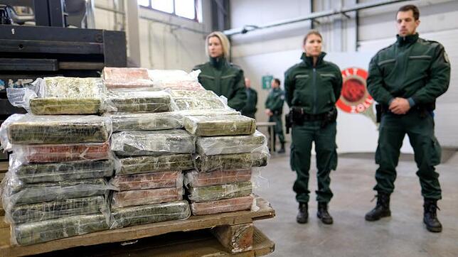 Im Hamburger Hafen wurde ein Container sichergestellt, der 717 Kilo Kokain mit einem Verkaufswert von 145 Millionen Euro. Es sei die ...