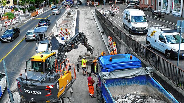 Im Moment wird am Sternenplatz an der rechten Fahrbahn noch gearbeitet. Am 14. Juli sollen die Arbeiten abgeschlossen sein.