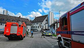 Die Feuerwehr und Polizei im Einsatz bei einer Molkere in Siggenweiler nahe Tettnang.