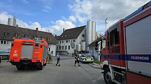 Die Feuerwehr und Polizei im Einsatz bei einer Molkere in Siggenweiler nahe Tettnang.