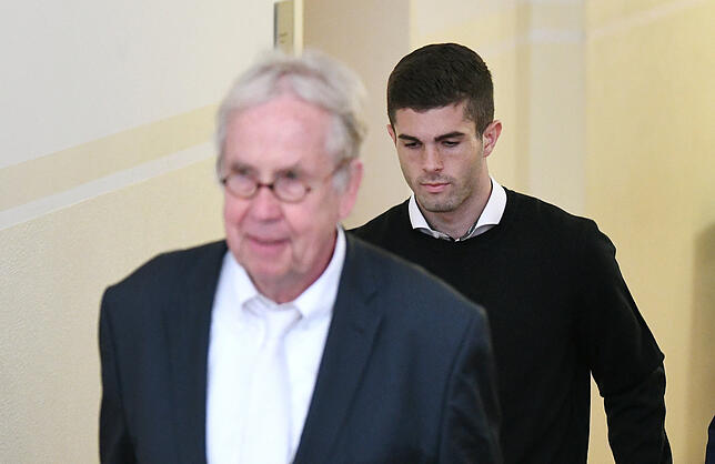 Prozess um den Sprengstoffanschlag auf den BVB-Bus BVB-Profi Christian Pulisic geht mit seinem Anwalt Alfons Becker (l) zum Gerichtssaal des Landgerichts.