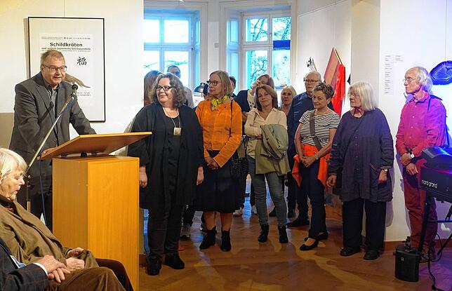 Bürgermeister Alexander Guhl (links) freute sich über das volle Haus bei der Vernissage der Jubiläumsausstellung.
