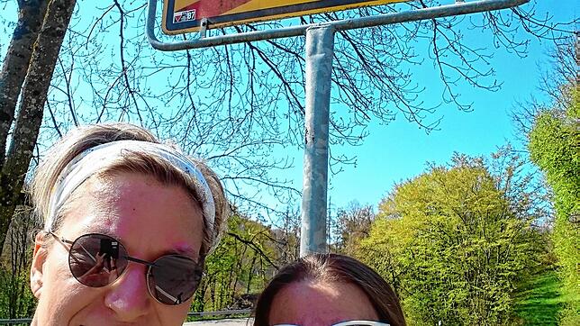 Regina Mahler (links) und Anja Zippenfennig waren mit dabei beim ersten &bdquo;Stühlingen läuft &ndash; der Charity Run&ldquo;. Sie ...