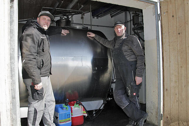 Daniel und Jürgen Kaltenbach (von links) zeigen den Milchtank ihres Hofes. Ein 150&nbsp;000 Euro teurer Melkroboter füllt den Tank ...