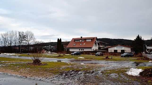 Im Lauf der ersten Februar-Woche geht es los: Auf dem ehemaligen Auffangparkplatz in Bodman entsteht der Penny-Markt. Bild: Ramona Löffler