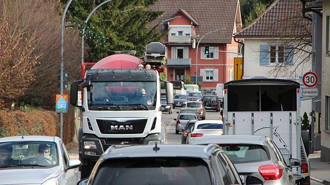 Die B 33/Ravensburger Straße ist eine der am stärksten befahrenen Ortsdurchfahrten im Bodenseekreis. Auf eine Anfrage der SPD im ...