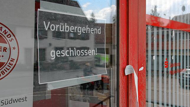 &bdquo;Vorübergehend geschlossen&ldquo; steht auf einem Schild neben der Eingangstür zur Mühlinger Sparkassenfiliale. Das Siegel der ...