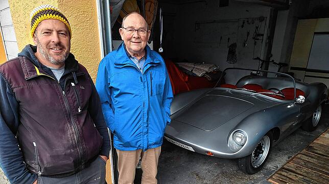 Wiedervereinigung: Herbert Stengele aus Bermatingen (rechts) hatte den Devin einst 1967 mit seinem Bruder als Bausatz gekauft, Patrick ...