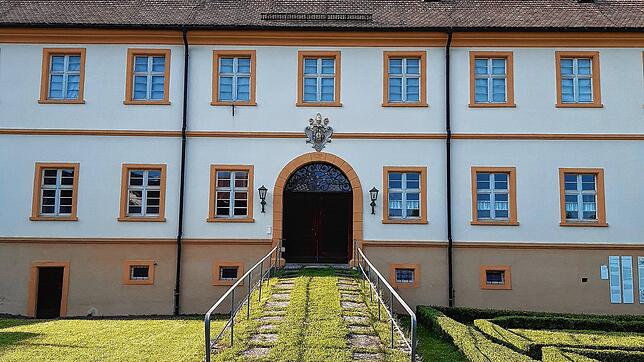 Beim Roten Tor im vorderen Pfarrgarten empfängt Irmgard Blatter-Kramhöller ihre Besucher für den Rundgang. Anhand eines colorierten ...