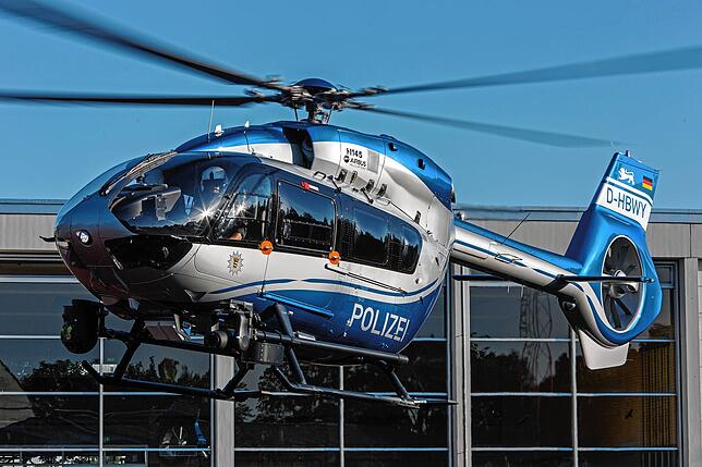 Fliegt dreimal bei Villingen zur Suche von Dirk Brünker: Der Polizei-Suchhubschrauber Bussard aus Stuttgart.