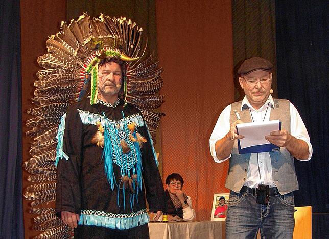Als sich Präsident Ludwig plötzlich wünschte, Winnetou zu sein, tauchte der prompt auf (Ulrich Egenhofer) und wurde gleich befragt vom ...