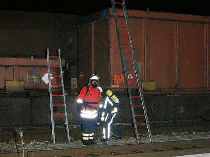 frx_bahnunfall1.jpg Bohröl, das aus einem Waggon eines Güterzugs ausgetreten ist, setzte gestern Abend um 18.40 Uhr Feuerwehr, Polizei und Rettungsdienste ...