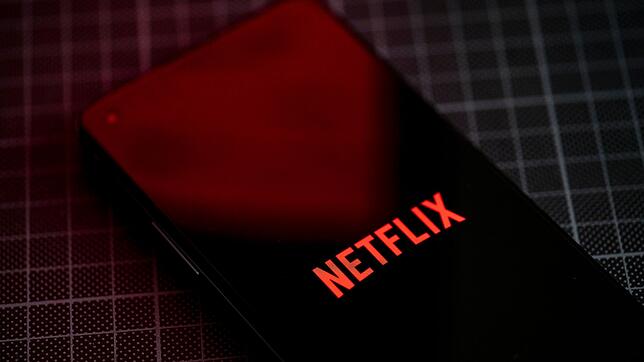 Auf dem Bildschirm eines Smartphones ist das Logo von Netflix zu sehen.