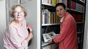 Die Französin Elisabeth Kessler (links) und Chinesin Maxi Wengun Qi forschen im Heidegger-Archiv im Meßkircher Schloss. Manches darin ...