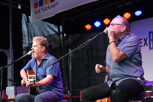 Ignatz Netzer (links) und Klaus &bdquo;Mojo&ldquo; Kilian eröffneten den Konzertabend mit eigenwilligen Gitarren, neuen Schuhen und ...