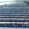 Chinesische Autos stehen bereit zum Export im Hafen von Shen-yang. Der chinesische Automarkt schrumpft. Wo sollen die Fahrzeuge hin?