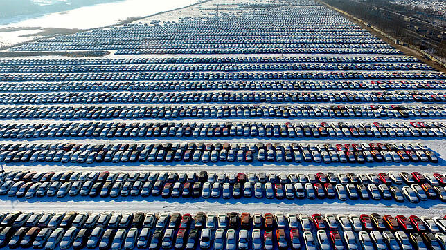 Chinesische Autos stehen bereit zum Export im Hafen von Shen-yang. Der chinesische Automarkt schrumpft. Wo sollen die Fahrzeuge hin?