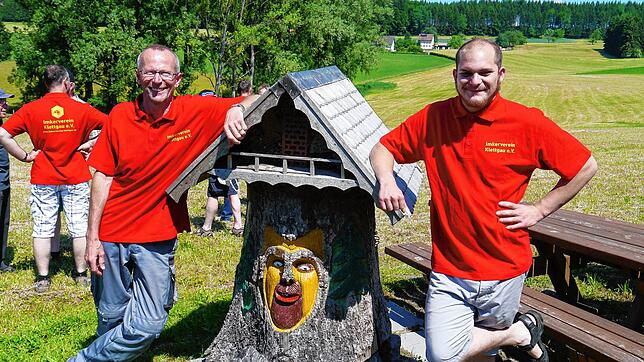 Bernd Schmieder (links) und Marvin Reinsch mit der Klotzbeute auf dem Bienenlehrpfad, wo sich viele Bienen eingenistet haben. Hier soll ...