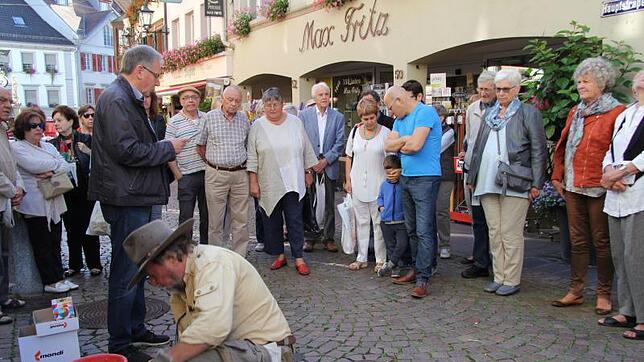 In Tiengen wurden gestern weitere Stolpersteine verlegt. Vor dem Haus in der Hauptstraße 41 in Tiengen verlegte Gunter Demnig zwei ...