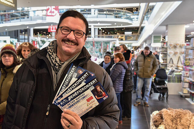 Einer der Glücklichen ist Rüdiger Schrenk aus Bad Dürrheim. Wie viele andere, hat auch er die Karten für das Benefizkonzert ergattern ...