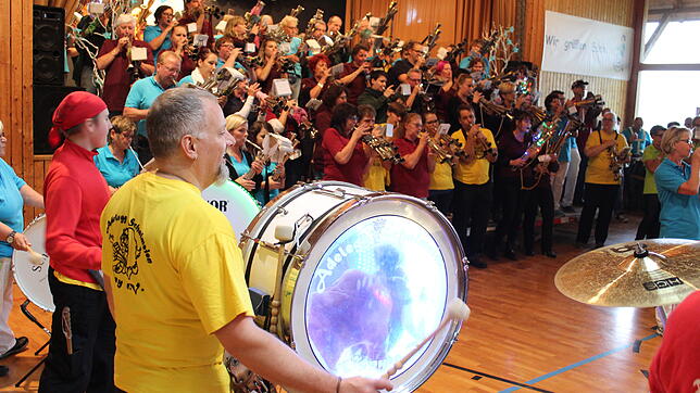 Trommler sorgen für den treibenden Rhythmus beim Schalmeien-Treffen in der Illmenseer Drei-Seen-Halle. Hier haut ein Spieler der Adelegg ...