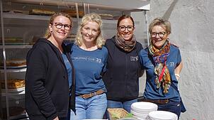 30 Kuchen und Torten gibt es am Sonntagnachmittag am Stand von Petra Loes, Sandra Strobel, Sabrina Matheis und Gisela Zembrot (von ...