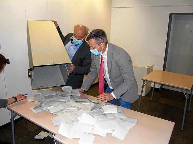 Weil es in Allensbach sehr viele Briefwähler gab, hatten die Wahlhelfer in den Lokalen weniger zu zählen als sonst – im Bild der ...