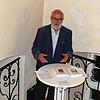 Der Vorsitzende der HEK-Gesellschaft, Günter Hoffmann, stellt zur Ausstellungseröffnung seine beiden Bücher &bdquo;Leben und Werk&ldquo; ...