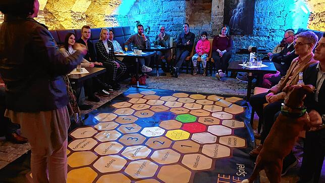 Stefanie Aufleger (stehend) moderiert die erste Pioniernacht im Eventkeller. 25 Teilnehmer diskutieren, wie die Stadt lebenswerter ...