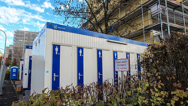 Bild : Wenn die Toilette vor dem Haus steht: Vonovia-Mieter in Konstanz haben ausgerechnet zur kalten Jahreszeit kein Wasser in der Wohnung