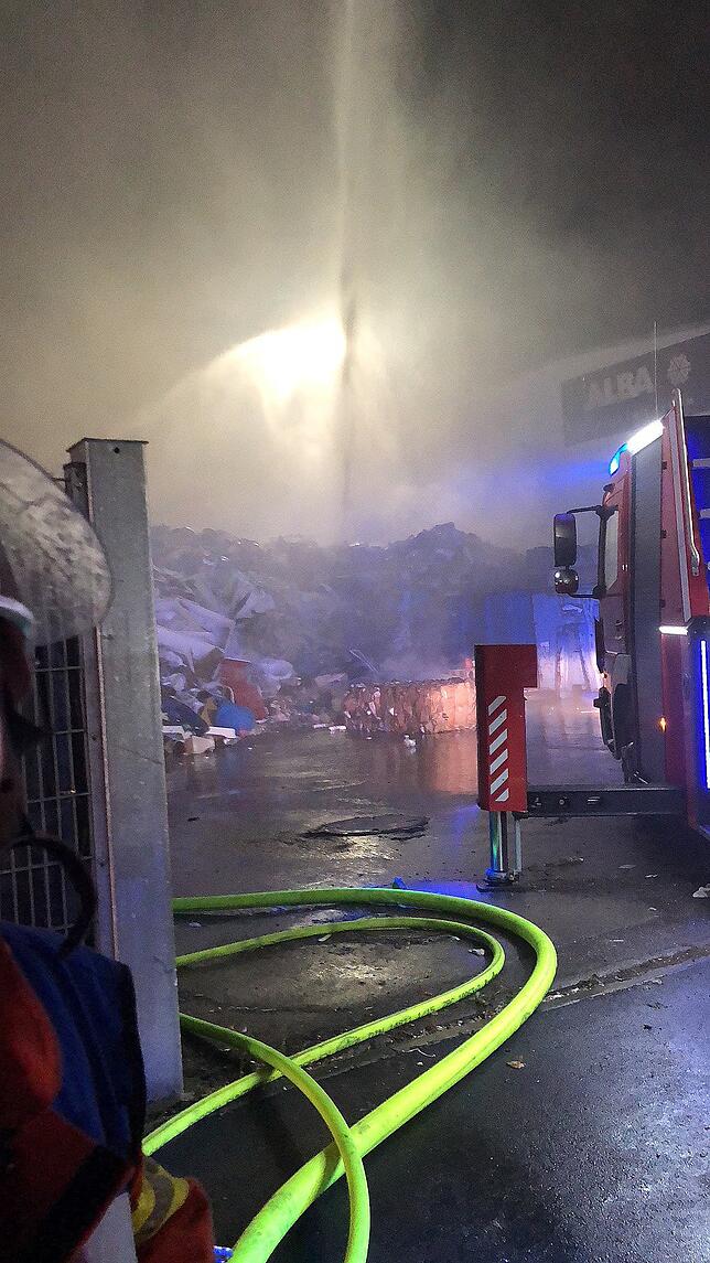 Löscharbeiten der Feuerwehr beim Müllentsorger Alba.