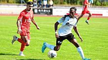 Einen Schritt voraus: Kurz vor Schluss erzielte Jerome Chikwaira (rechts, gegen Can Cicek) vom FSV Rheinfelden den 3:2-Siegtreffer im ...