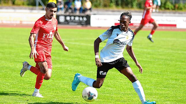 Einen Schritt voraus: Kurz vor Schluss erzielte Jerome Chikwaira (rechts, gegen Can Cicek) vom FSV Rheinfelden den 3:2-Siegtreffer im ...