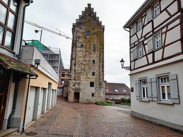 Von der Schlossgasse her kommend steht man vor der Westseite des Hexenturms. Dort, in einer Nische der dem Bischofschloss zugewandten ...