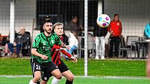 Der FC Königsfeld (Maximilian Lehmann, rechts) hat sich im Verfolgerduell gegen den VfR Stockach (Alessandro Fiore Tapia) mit 2:1 ...