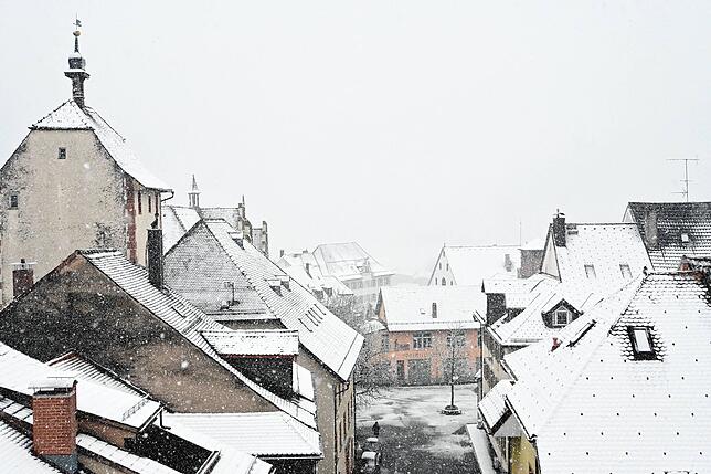 Es schneit auf die Dächer der Altstadt von Waldshut.