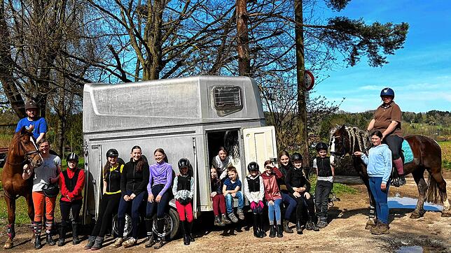 Kinder und Erwachsenen mit und ohne Handicap treffen sich beim therapeutischen Reiten – der alte Pferdeanhänger muss nun dringend ...