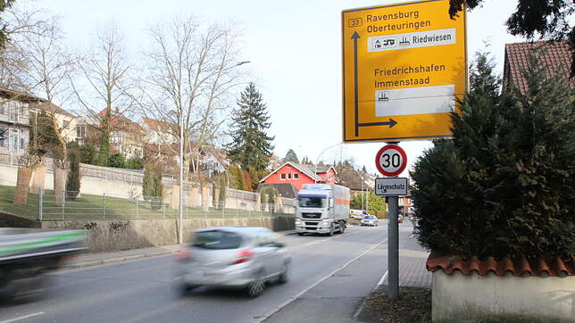 An der Bundesstraße 33 in Markdorf gilt seit März 2015 ein Tempolimit, Autofahrer dürfen höchstens mit 30 Kilometern pro Stunde durch ...