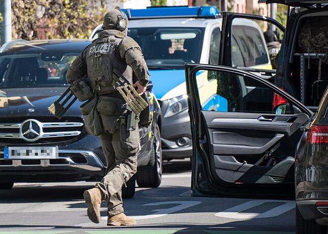Die Einsatzkräfte waren maskiert und in Tarnausrüstung gekleidet.