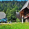 Drei Tage lang waren die Oldtimer im Südschwarzwald unterwegs. Unser Bild zeigt einen himmelblauen Volvo 1800.