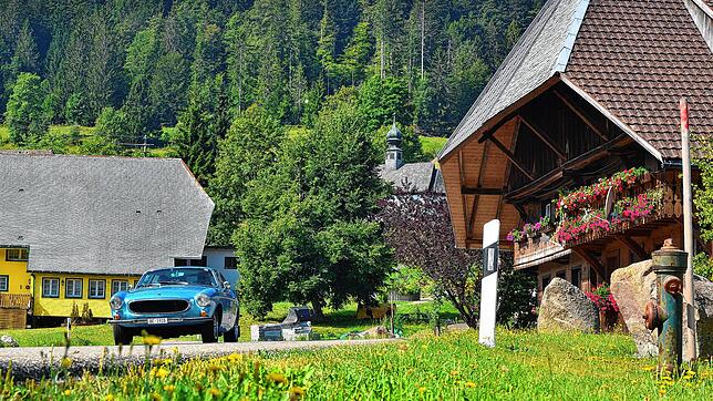 Drei Tage lang waren die Oldtimer im Südschwarzwald unterwegs. Unser Bild zeigt einen himmelblauen Volvo 1800.