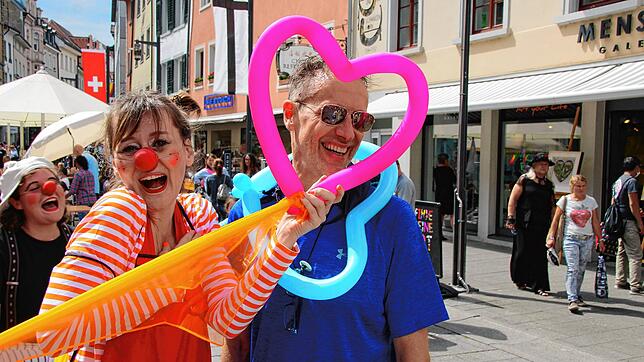 Mit einem ansteckenden Lachen durch Konstanz: Clowns der Clownschule Tamala verbreiteten am Samstag gute Stimmung in der Innenstadt. ...